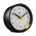 Braun Wekker Analoog BC12BW│Zwart&Wit│voorkant schuin met verlichting aan