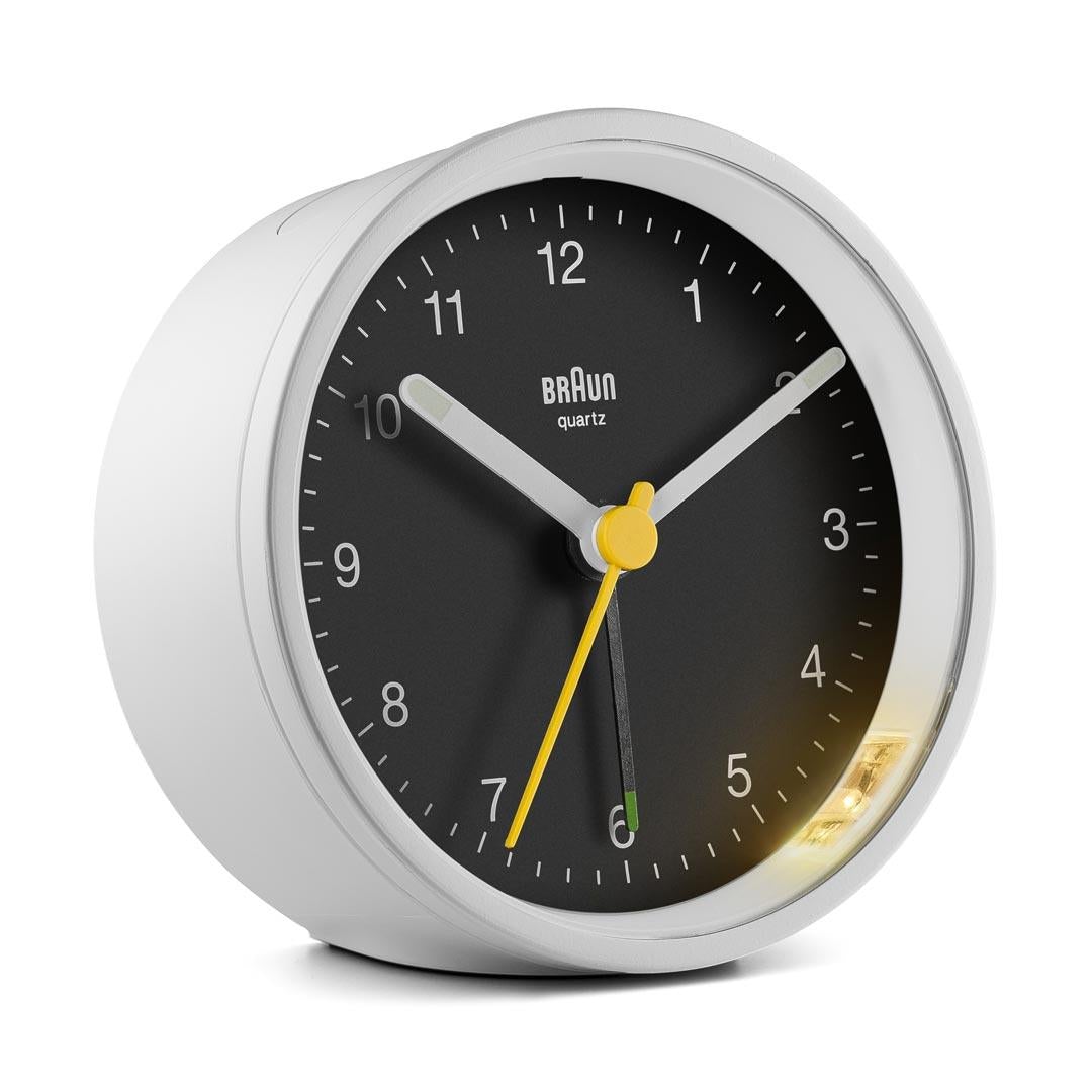 Braun Wekker Analoog BC12WB│Wit&Zwart│voorkiant schuin met verlichting aan