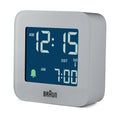 Braun Reiswekker Digitaal BC08G-DCF│Grijs│radiogestuurd│voorkant schuin links met verlichting