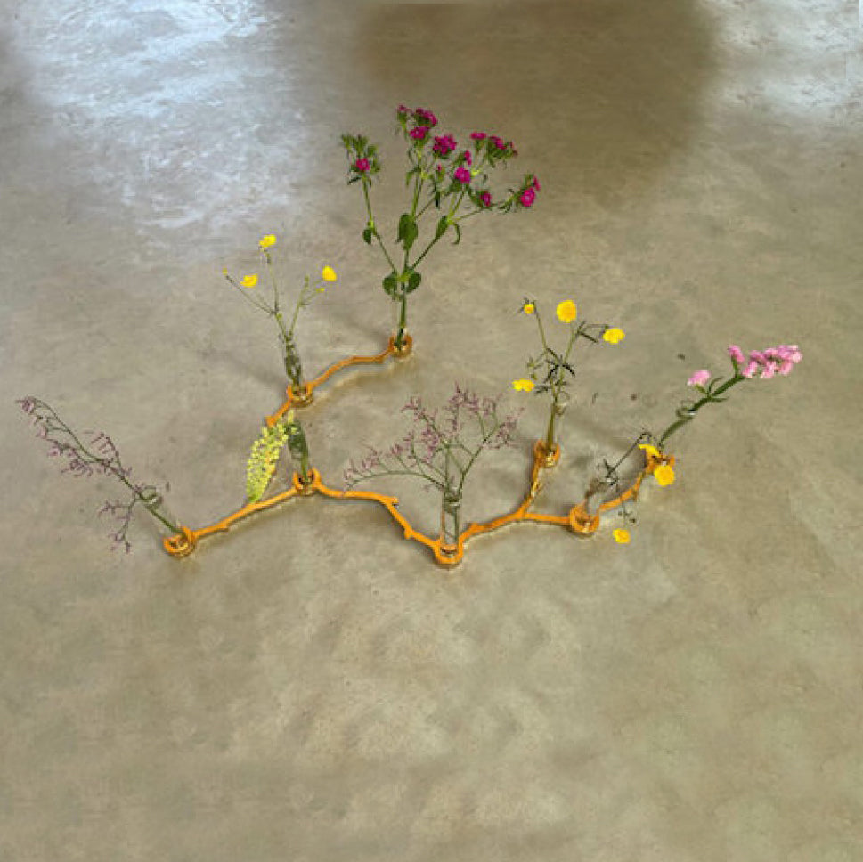 Candle Vase Gold set 5 branches│René Knip voor Thomas Eyck│foto bovenaanzicht op betonnen vloer