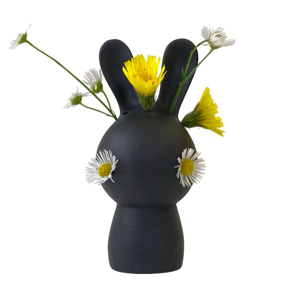 Vazen • Interieur • Designmarket.today • Mini vaasje,afkomstig uit de Cuniculus serie van Jorine Oosterhoff. Een prachtig vaasje voor een paar kleine bloemetjes, of gewoon als decoratie. Verkrijgbaar in verschillende kleuren. Handgemaakt van hoogwaardig gekleurd porselein in het atelier van de ontwerpster.