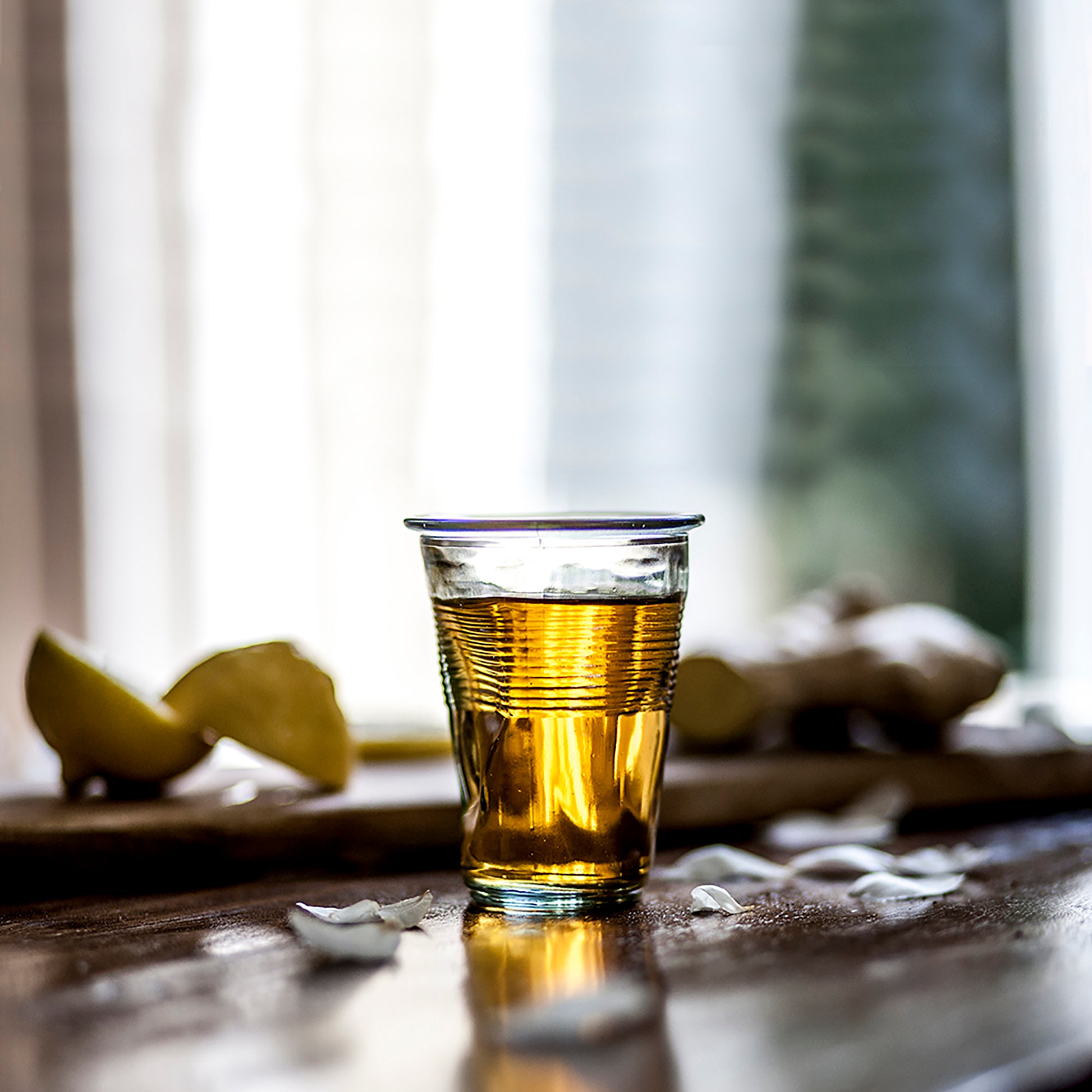 Deukglas Rob Brandt│Goods│art. DB 11.04│voorkant glas met thee naast gember en citroen