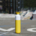 Dopper Insulated Small Lemon Crush│Thermosfles 350ml Geel│art. 4466│staand met dop op fles op skatebaan