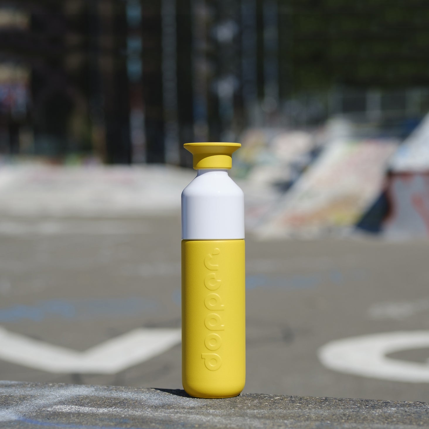 Dopper Insulated Small Lemon Crush│Thermosfles 350ml Geel│art. 4466│staand met dop op fles op skatebaan