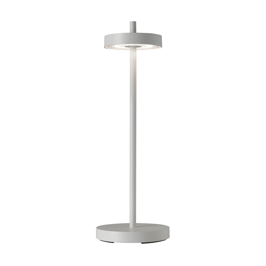 Essence • Tafellamp Oplaadbaar • Newdes • Designmarket.today • Minimalistich en innovatief! Essence is een draadloze oplaadbare tafellamp van het Duitse merk Newdes. Geschikt voor binnen en buiten. Een tijdloos design, voorzien van de modernste techniek. Traploos dimbaar, instelbare kleurtemperatuur, spatwaterdicht.
