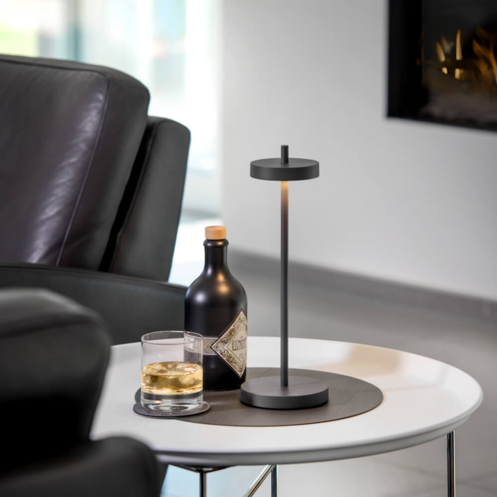 Essence • Tafellamp Oplaadbaar • Newdes • Designmarket.today • Minimalistich en innovatief! Essence is een draadloze oplaadbare tafellamp van het Duitse merk Newdes. Geschikt voor binnen en buiten. Een tijdloos design, voorzien van de modernste techniek. Traploos dimbaar, instelbare kleurtemperatuur, spatwaterdicht.