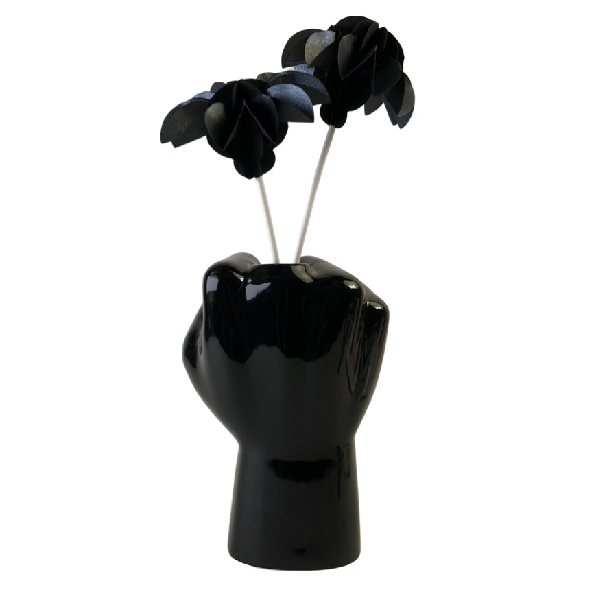 Gratis verzending en retourneren vanaf €39,- | Snelle levering | Deze prachtige en ludieke vaas is ontworpen in de vorm van een glanzende vuist. De afgesneden vinger creëert een opening voor een één of meerdere bloemen, waar iedere bloem prachtig tot zijn recht komt. "WE FCKING LOVE YOU"! 
