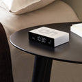 Lexon Flip Premium Wekker Aluminium│Art. LR152A│op bijzettafel naast bed