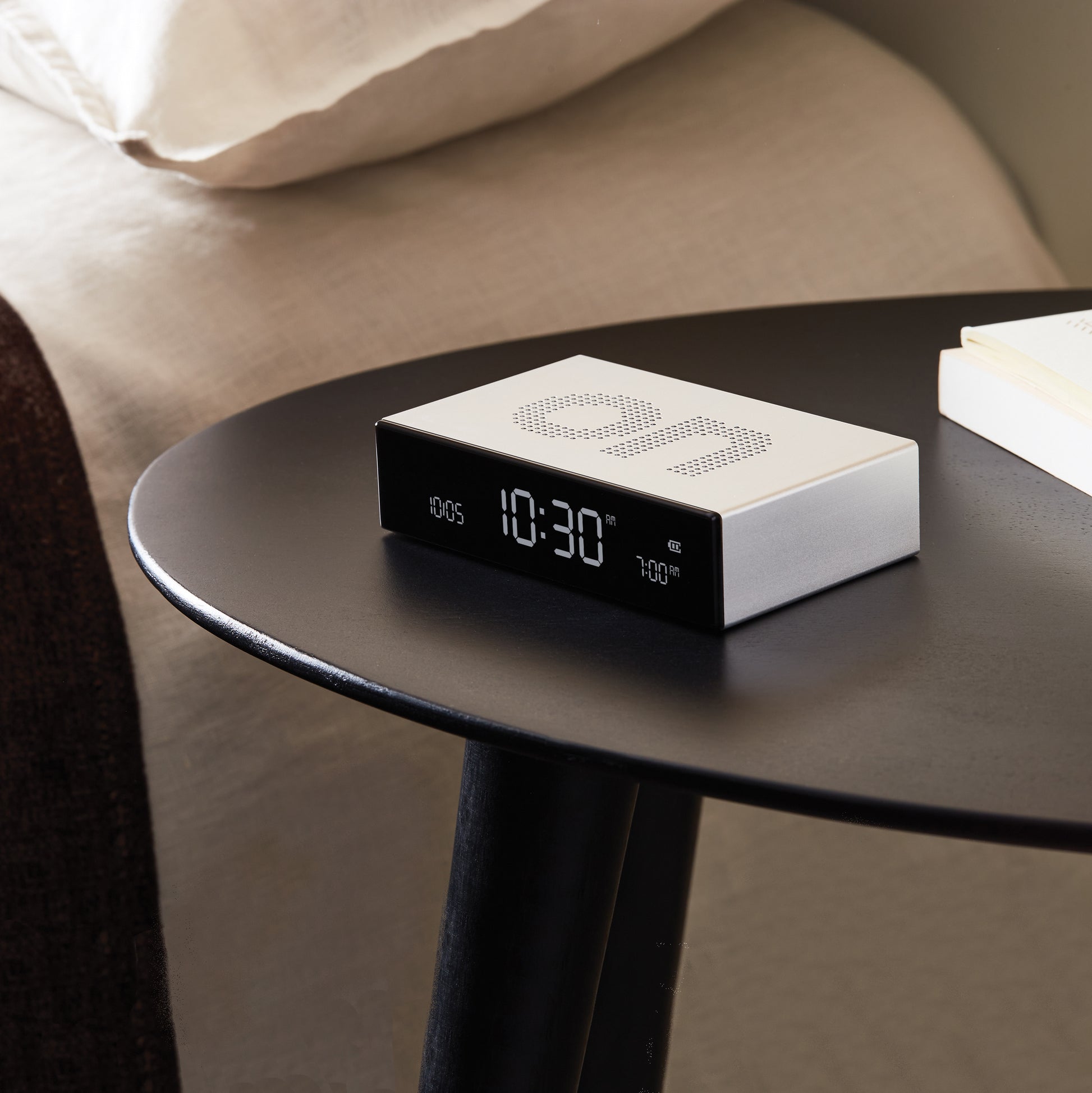 Lexon Flip Premium Wekker Aluminium│Art. LR152A│op bijzettafel naast bed