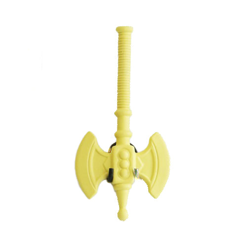 Flower Power Ax Vaas • Interieur •  Een wandvaas in de vorm van een bijl of een zwaard. Handgemaakt van keramiek en ontworpen door Jasmin Djerzic. Hoewel dit symbolen lijken van geweld, staan ze voor de ontwerper gelijk aan speelsheid en creativiteit. Net als de speelgoedwapens voor kinderen.