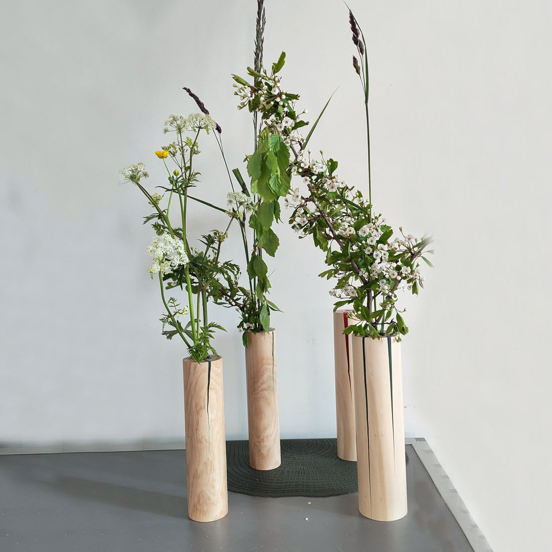 Fuze Vase • Rood • Designmarket.today • De Fuse Vase is gemaakt van een natuurlijk stuk bamboe. De barsten van de bamboe zijn opgevuld met een gekleurde hars. Dit geeft extra nadruk op het de schoonheid van het materiaal. Hierdoor is iedere vaas uniek. Zowel door de tekening van de barsten, al de afmeting.