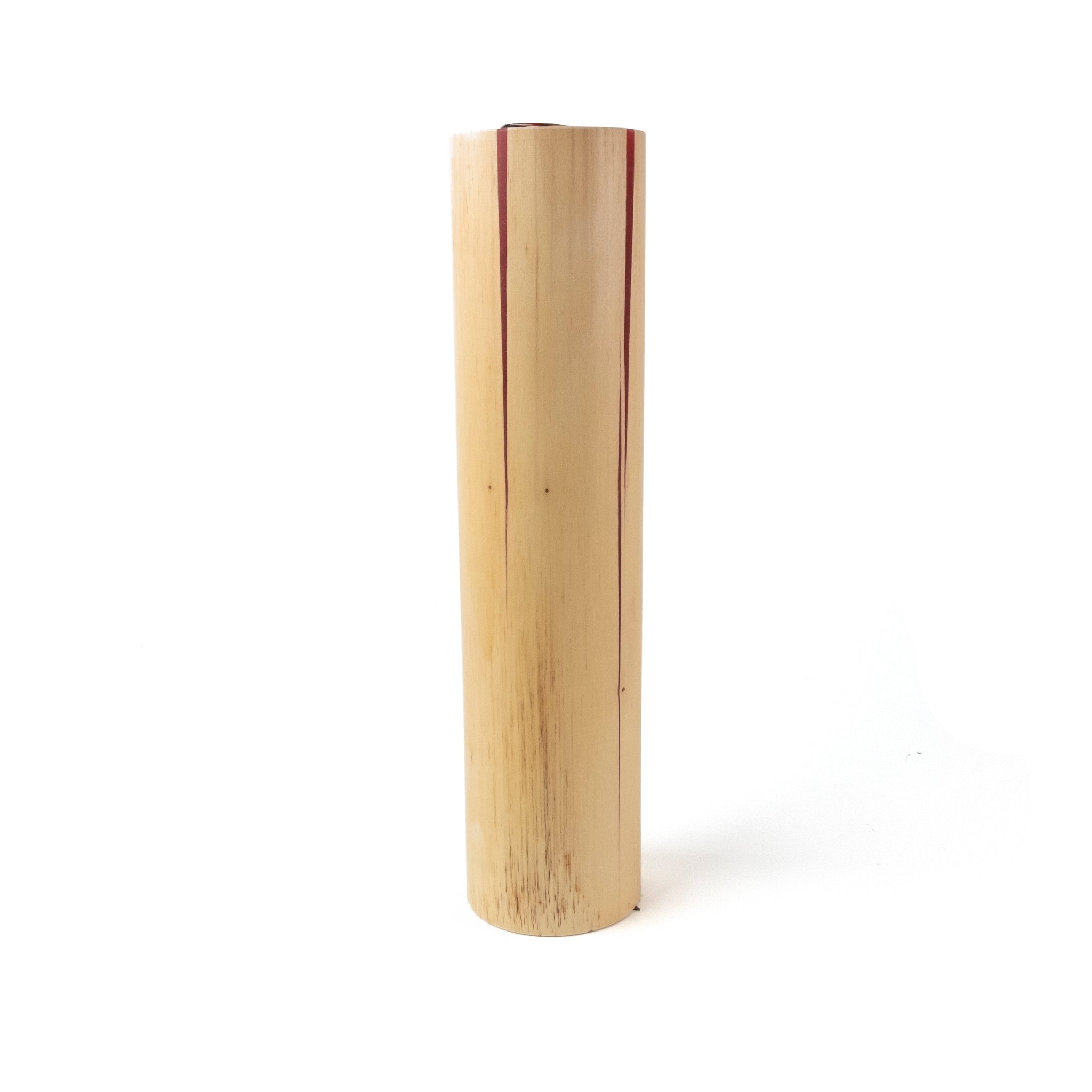 Fuze Vase • Rood • Designmarket.today • De Fuse Vase is gemaakt van een natuurlijk stuk bamboe. De barsten van de bamboe zijn opgevuld met een gekleurde hars. Dit geeft extra nadruk op het de schoonheid van het materiaal. Hierdoor is iedere vaas uniek. Zowel door de tekening van de barsten, al de afmeting.