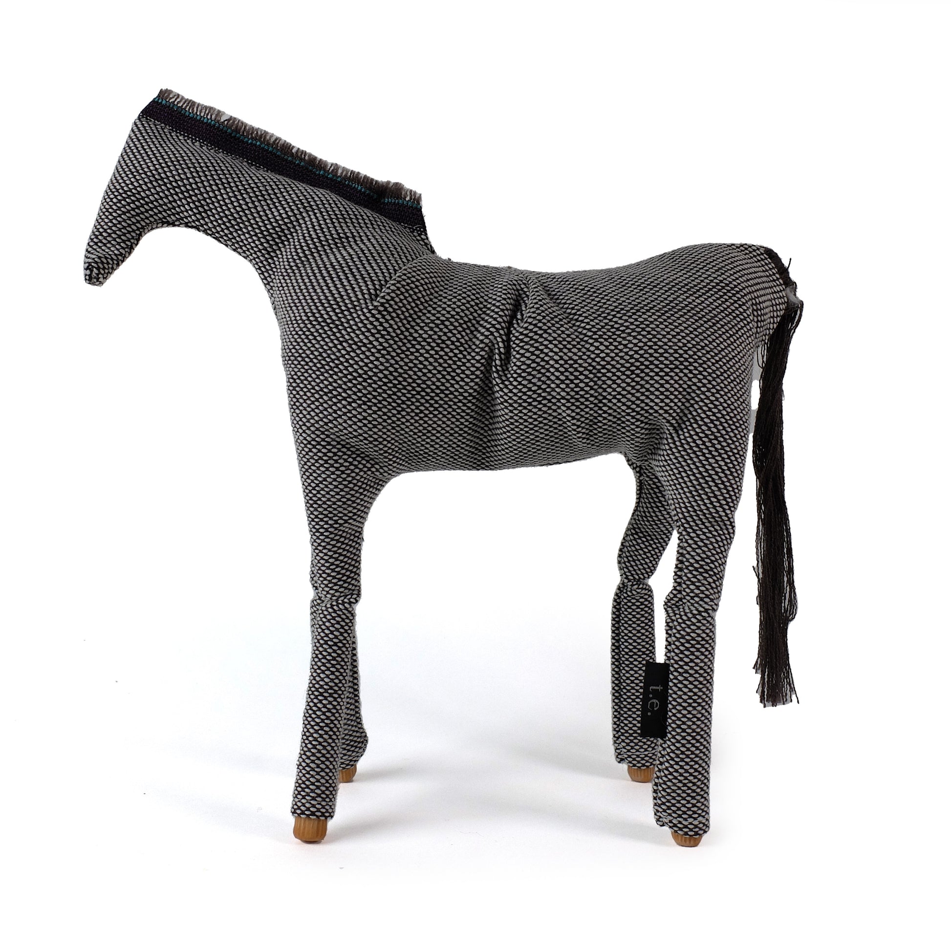 Gelderlander 01 Christien Meindertsma│Thomas Eyck│Stoffen Paard│zijkant met witte achtergrond