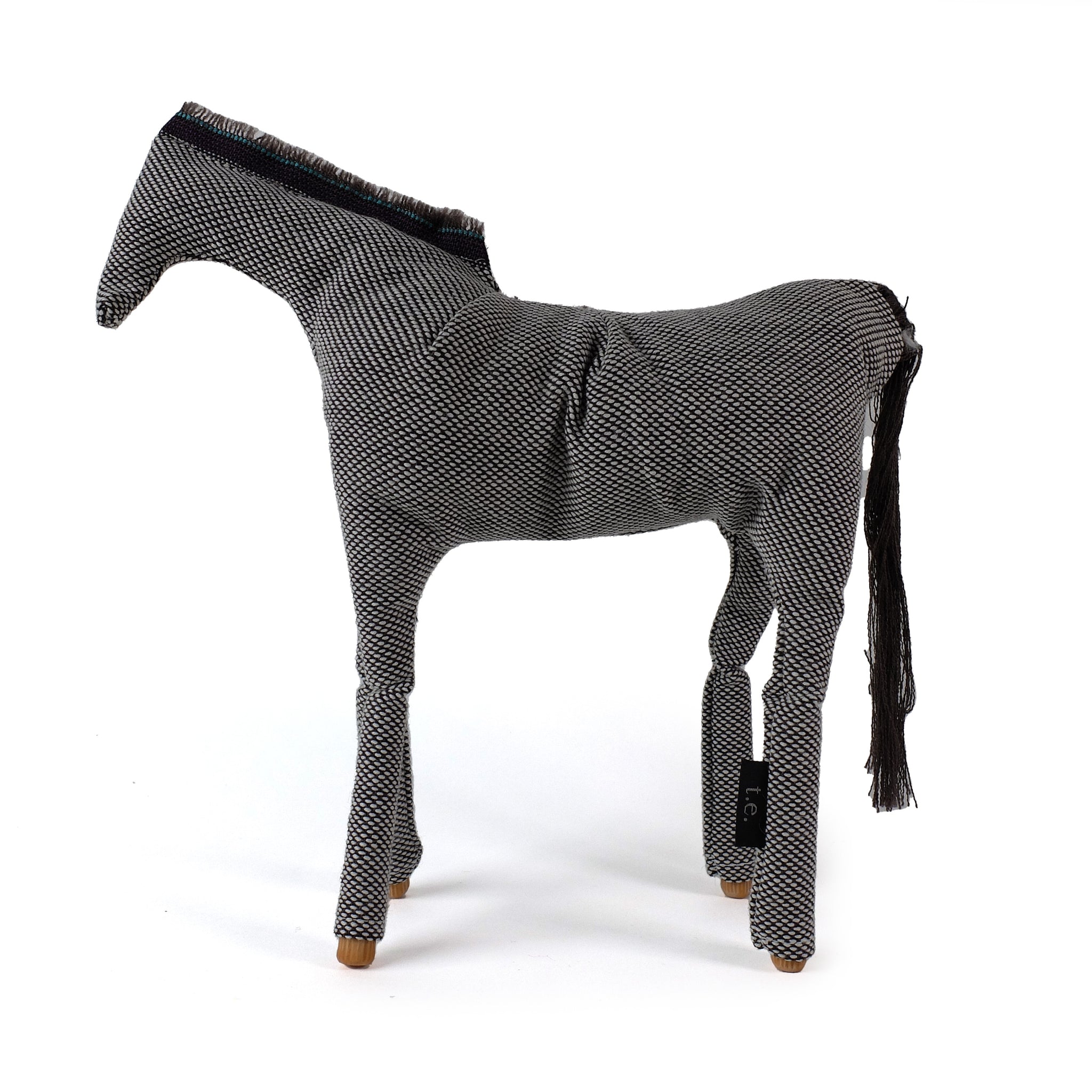 Gelderlander 01 Christien Meindertsma│Thomas Eyck│Stoffen Paard│zijkant met witte achtergrond