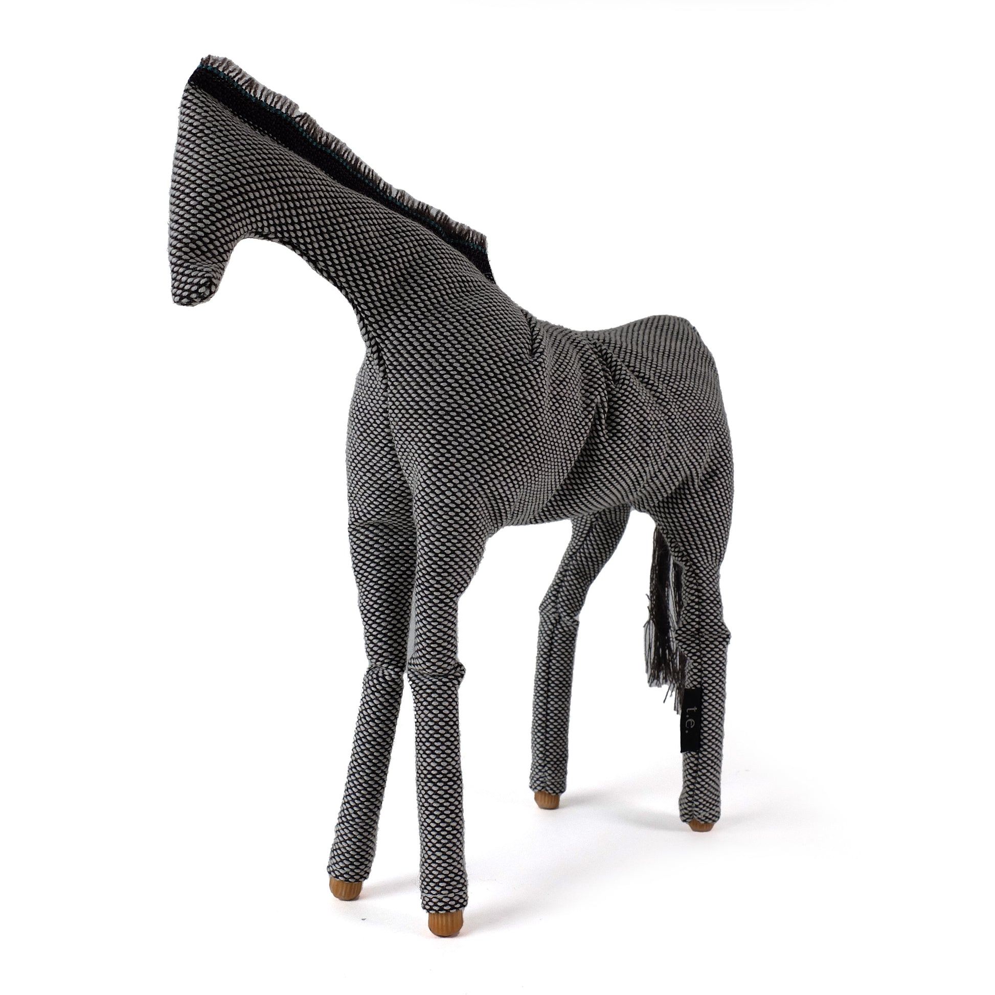 Gelderlander 01 Christien Meindertsma│Thomas Eyck│Stoffen Paard│product foto front schuin links