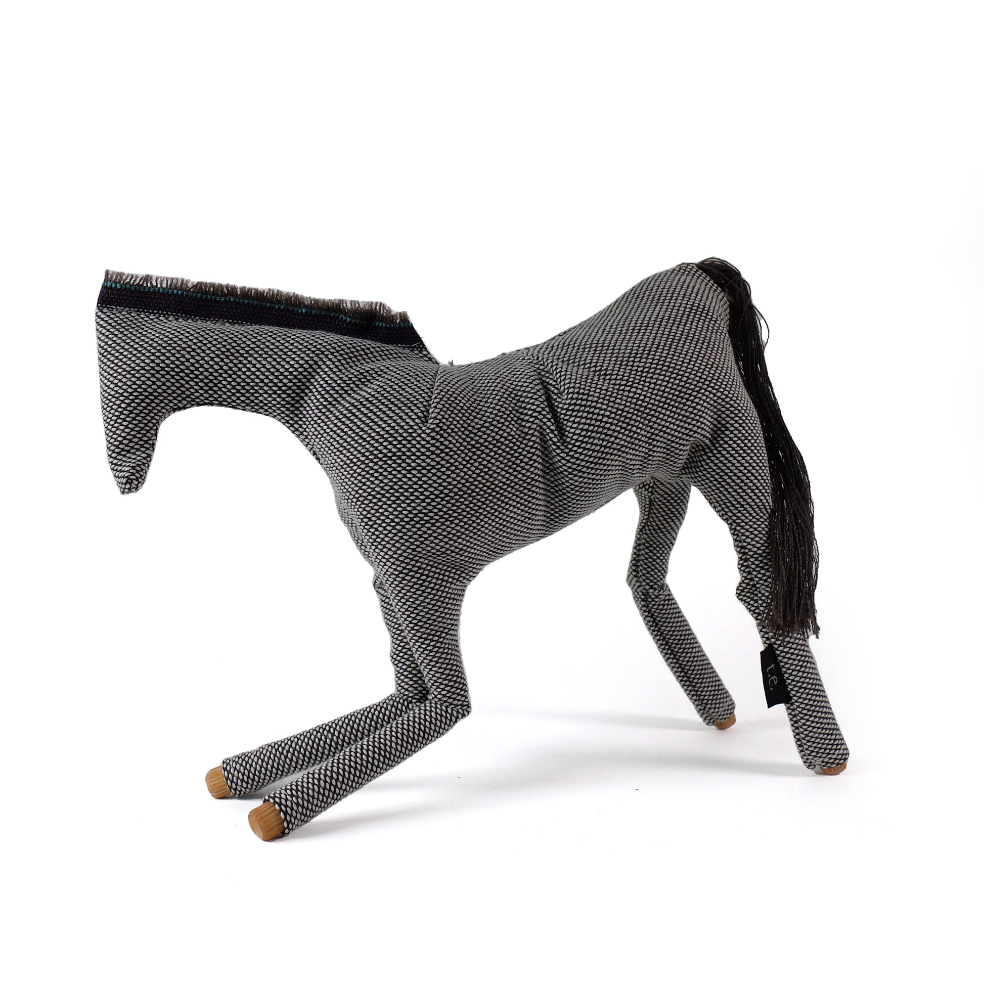Gelderlander 01 Christien Meindertsma│Thomas Eyck│Stoffen Paard│product foto buigend