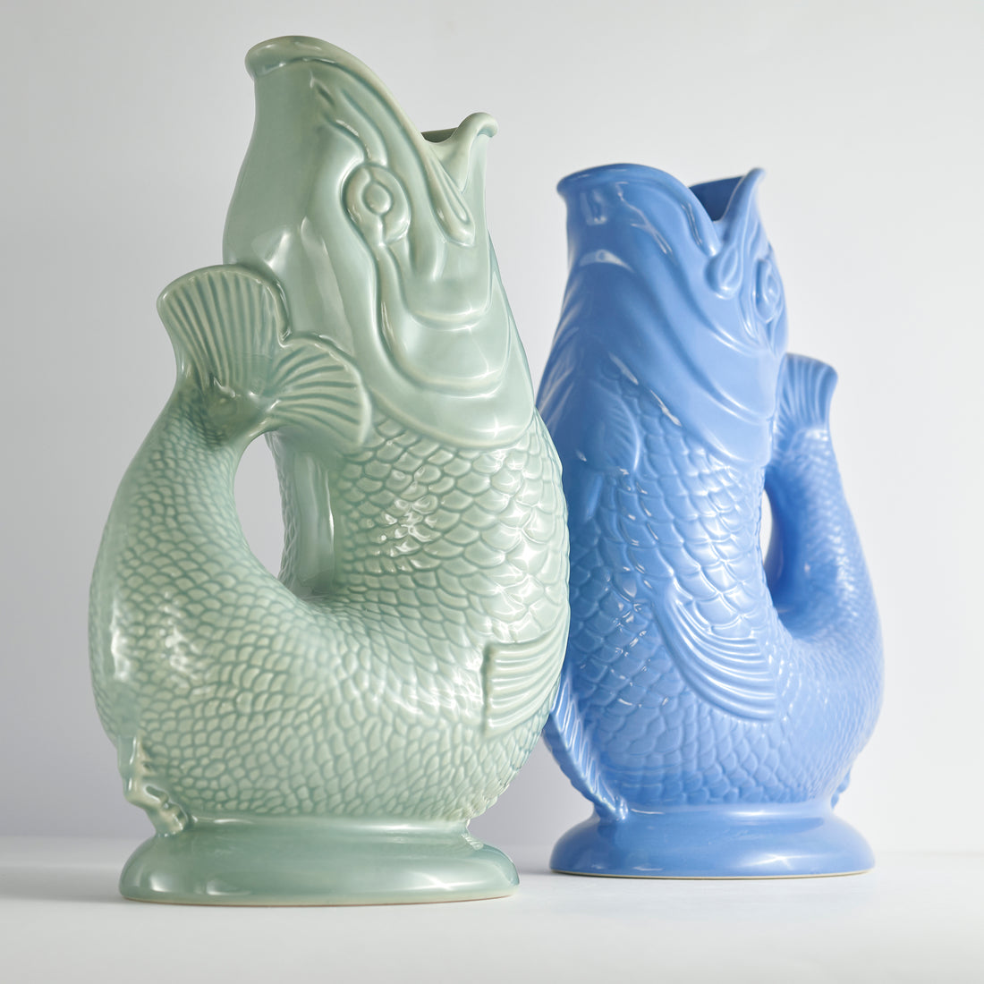 Gluckigluck Waterkaraf│Zeeblauw│Guggle Jug│art. G31155/SB/W│voorkant met witte achtergrond