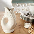 Gluckigluck Waterkaraf│Wit│Guggle Jug│art. G3115/WH/W│op houten tafel naast borden