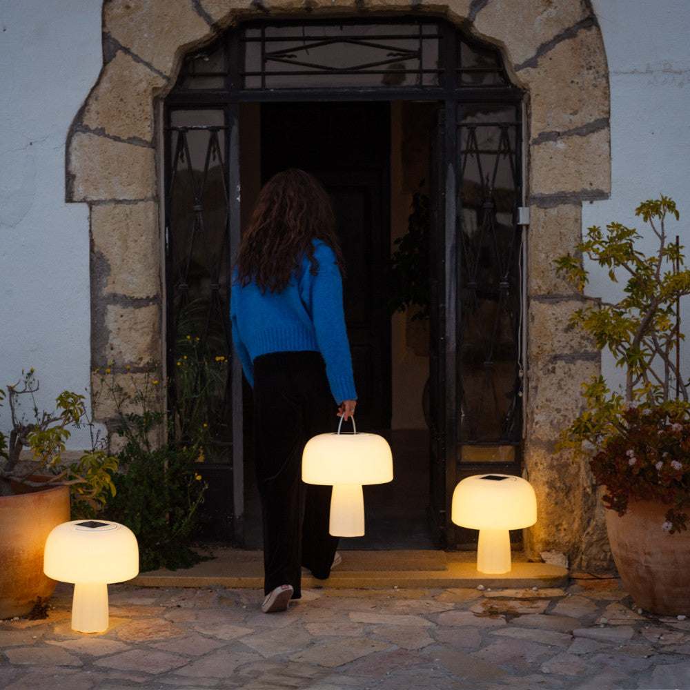 Goodnight Light • Boleti Lamp • Buitenverlichting • Designmarket.today • De Boleti Lamp van het Spaanse merk Goodnight Light is een innovatieve buitenlamp, die volledig oplaadbaar is met zonne-energie. Eenmaal volgeladen heeft deze Solar Powered lamp 5 branduren. Prachtige buitenverlichting, die uiteraard ook binnen voor een prachtige sfeer zorgt.
