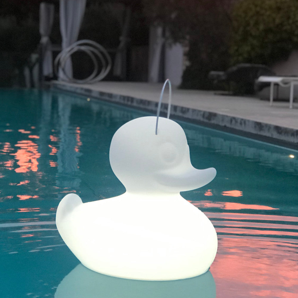 Goodnight Light • Duck Duck • Buitenverlichting • Designmarket.today • Duck Duck Lamp is een oplaadbare buitenlamp van het Spaanse merk Goodnight Light. Deze badeend roept vrolijke herinneringen op aan je kindertijd. Geschikt om te laten drijven in het zwembad of vijver door zijn waterdichtheid. Dimbaar en in te stellen in 7 verschillende kleuren verlichting.