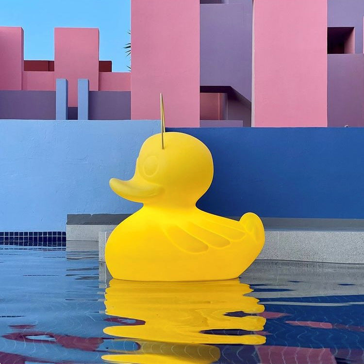 Goodnight Light • Duck Duck • Buitenverlichting • Designmarket.today • Duck Duck Lamp is een oplaadbare buitenlamp van het Spaanse merk Goodnight Light. Deze badeend roept vrolijke herinneringen op aan je kindertijd. Geschikt om te laten drijven in het zwembad of vijver door zijn waterdichtheid. Dimbaar en in te stellen in 7 verschillende kleuren verlichting. 