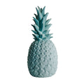 Piñacolada Lamp • Goodnight Light • Buitenverlichting • Designmarket.today • Haal tropische sferen in huis met deze coole Piñacolada lamp van het Spaanse merk Goodnight Light. Deze oplaadbare buitenlamp in de vorm van een ananas zorgt voor de perfecte sfeerverlichting tijdens een zomeravond in je tuin. Maar ook binnen is hij een ware eyecatcher. Uitgerust met een dimbare 7-kleurige LED-module.