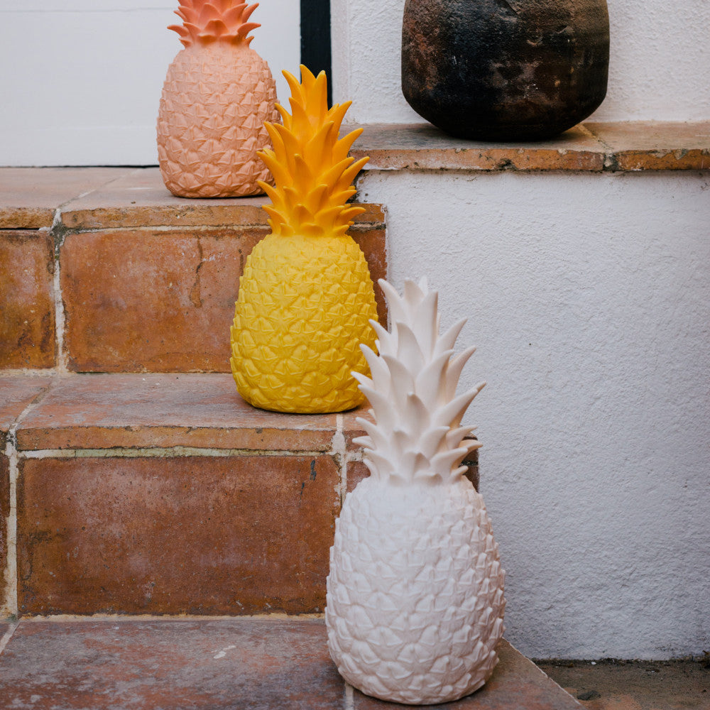 Piñacolada Lamp • Goodnight Light • Buitenverlichting • Designmarket.today • Haal tropische sferen in huis met deze coole Piñacolada lamp van het Spaanse merk Goodnight Light. Deze oplaadbare buitenlamp in de vorm van een ananas zorgt voor de perfecte sfeerverlichting tijdens een zomeravond in je tuin. Maar ook binnen is hij een ware eyecatcher. Uitgerust met een dimbare 7-kleurige LED-module.