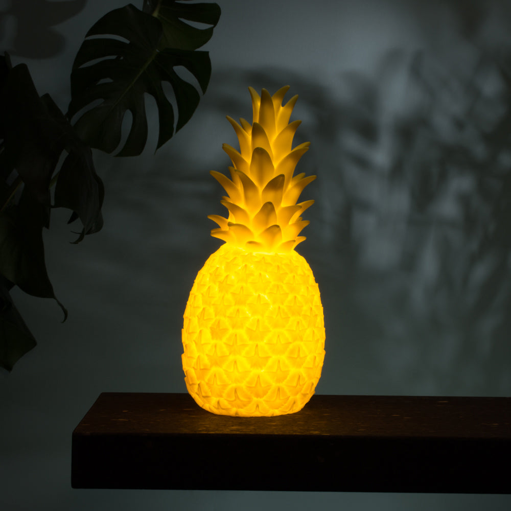 Piñacolada Lamp • Goodnight Light • Buitenverlichting • Designmarket.today • Haal tropische sferen in huis met deze coole Piñacolada lamp van het Spaanse merk Goodnight Light. Deze oplaadbare buitenlamp in de vorm van een ananas zorgt voor de perfecte sfeerverlichting tijdens een zomeravond in je tuin. Maar ook binnen is hij een ware eyecatcher. Uitgerust met een dimbare 7-kleurige LED-module. 