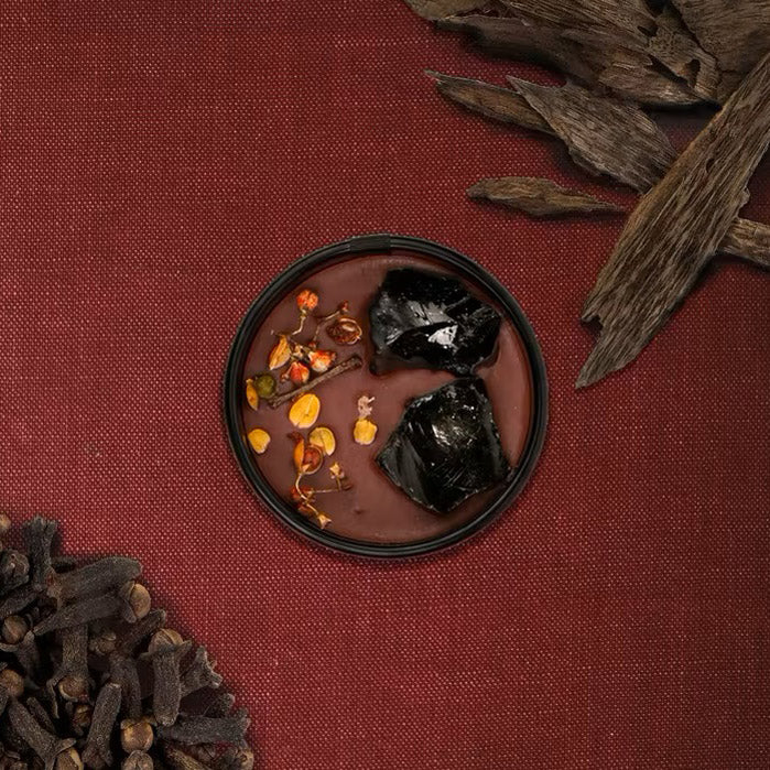 Hikaya Geurkaars│Burned Oudh│foto boven aanzicht met hout en kruidnagel
