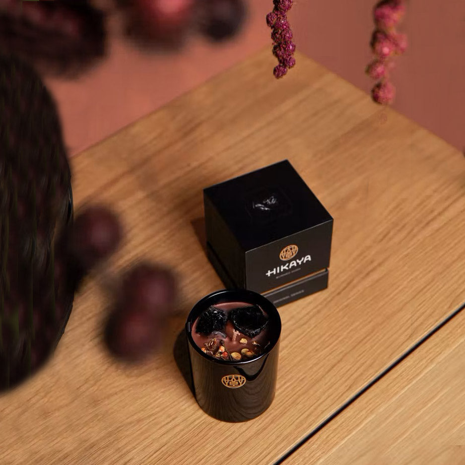 Hikaya Geurkaars│Burned Oudh│foto met verpakking op houten tafel