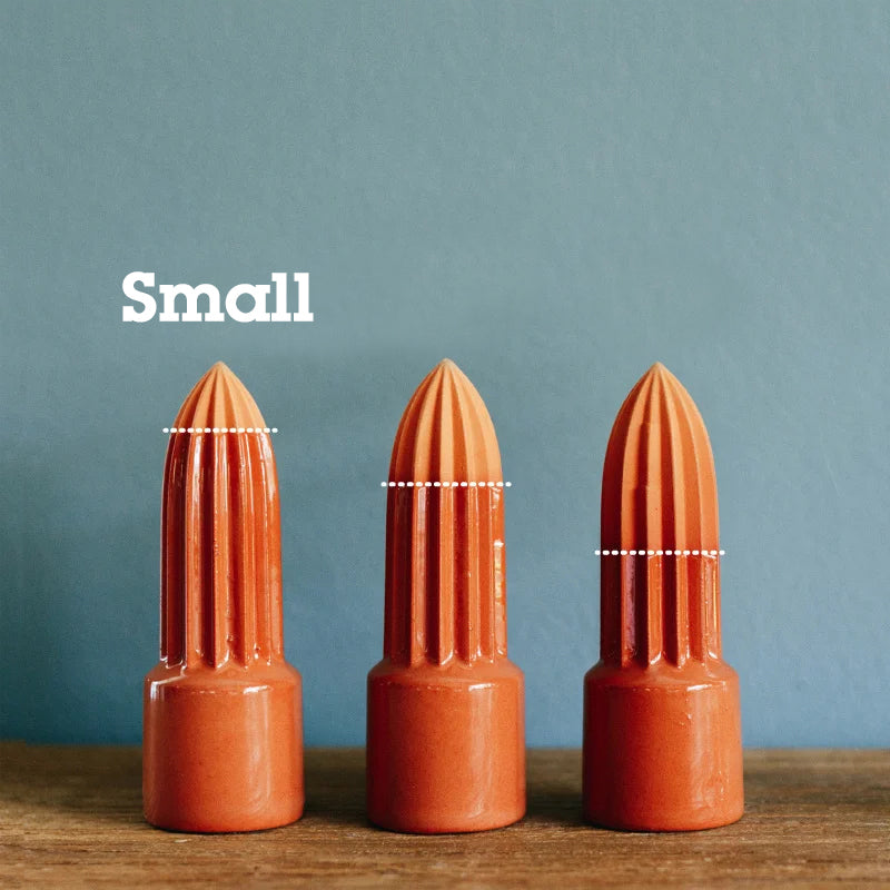 Waterworks Terracotta Kegel Small│House of Thol│in pot met aarde naast plant