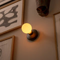 Humble Bee Oplaadbare Wandlamp Zwart Frosted│HUMWL00102│Smart Verlichting│tegen wand tussen schilderijen en licht aan