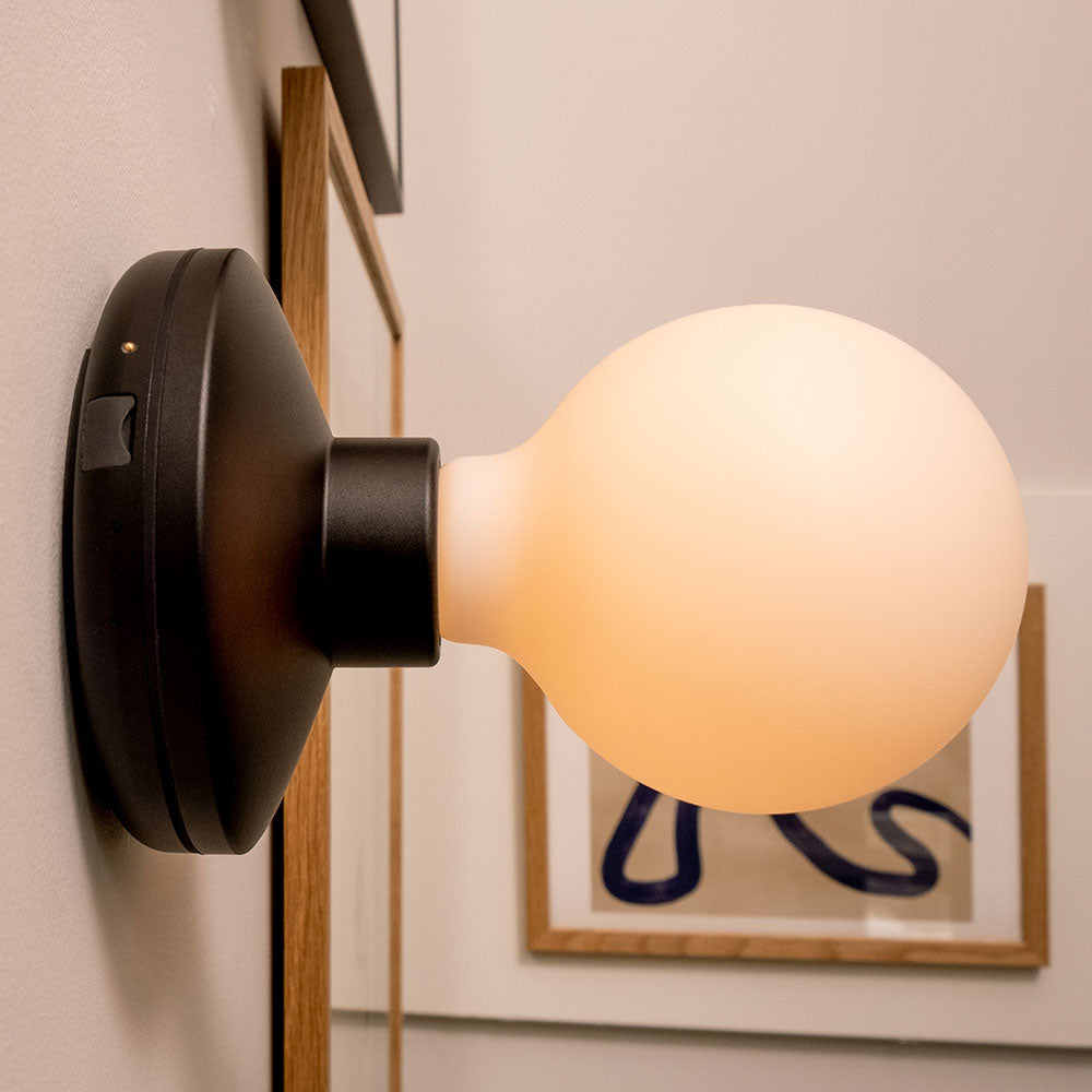 Humble Bee Oplaadbare Wandlamp Zwart Frosted│HUMWL00102│Smart Verlichting│voorkant schuin met witte achtergrond en licht uit