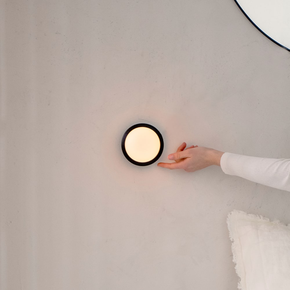 Humble Bee Oplaadbare Wandlamp Zwart Frosted│HUMWL00102│Smart Verlichting│vooraanzicht tegen grijze wand