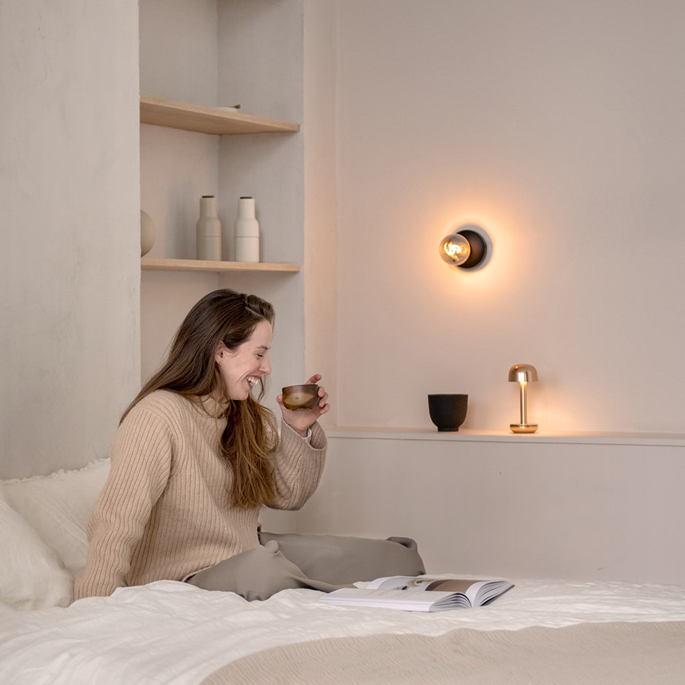 Humble Bee Oplaadbare Wandlamp Zwart Smoked│Smart Verlichting│art. HUMWL00101│Voorkant schuin met witte achtergrond en licht uit