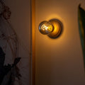 Humble Bee Oplaadbare Wandlamp Gold Smoked│Smart Verlichting│art. HUMWL00103│tegen wand met licht aan