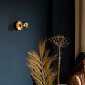 Humble Bee Oplaadbare Wandlamp Gold Smoked│Smart Verlichting│art. HUMWL00103│tegen groene wand met gouden interieur elementen