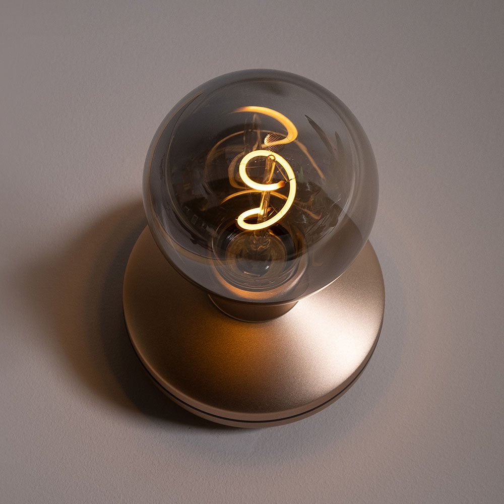Humble Bee Oplaadbare Wandlamp Gold Smoked│Smart Verlichting│art. HUMWL00103│onderaanzicht tegen wand met licht aan