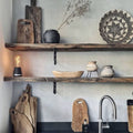 Humble One Draadloze Tafellamp Donkergrijs│Oplaadbaar│Humble Lights│art. HUMTL00101│in keuken op houten plank
