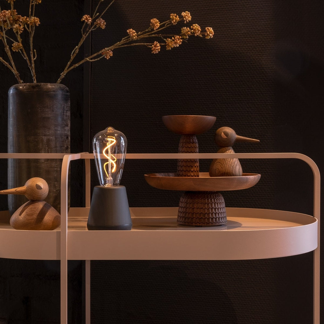 Humble One Oplaadbare Tafellamp Black Wood│Draadloos│art. HUMTL00109│voorkant met witte achtergrond en licht uit