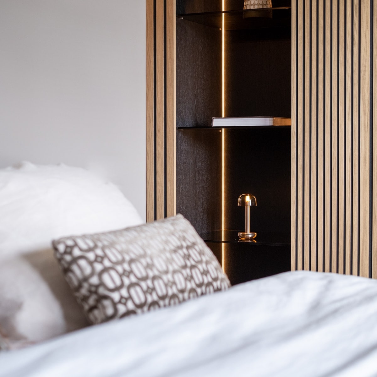 Humble Two Oplaadbare Tafellamp Gold Smoked│Draadloos│art. HUMTL00205│in kleding kast naast bed