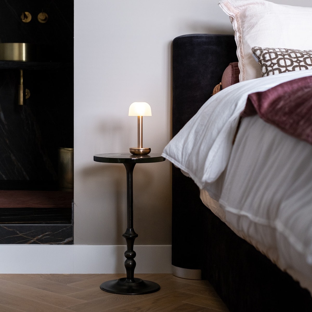 Humble Two Oplaadbare tafellamp Gold Frosted│Draadloos│art. HUMTL00204│op tafeltje naast bed
