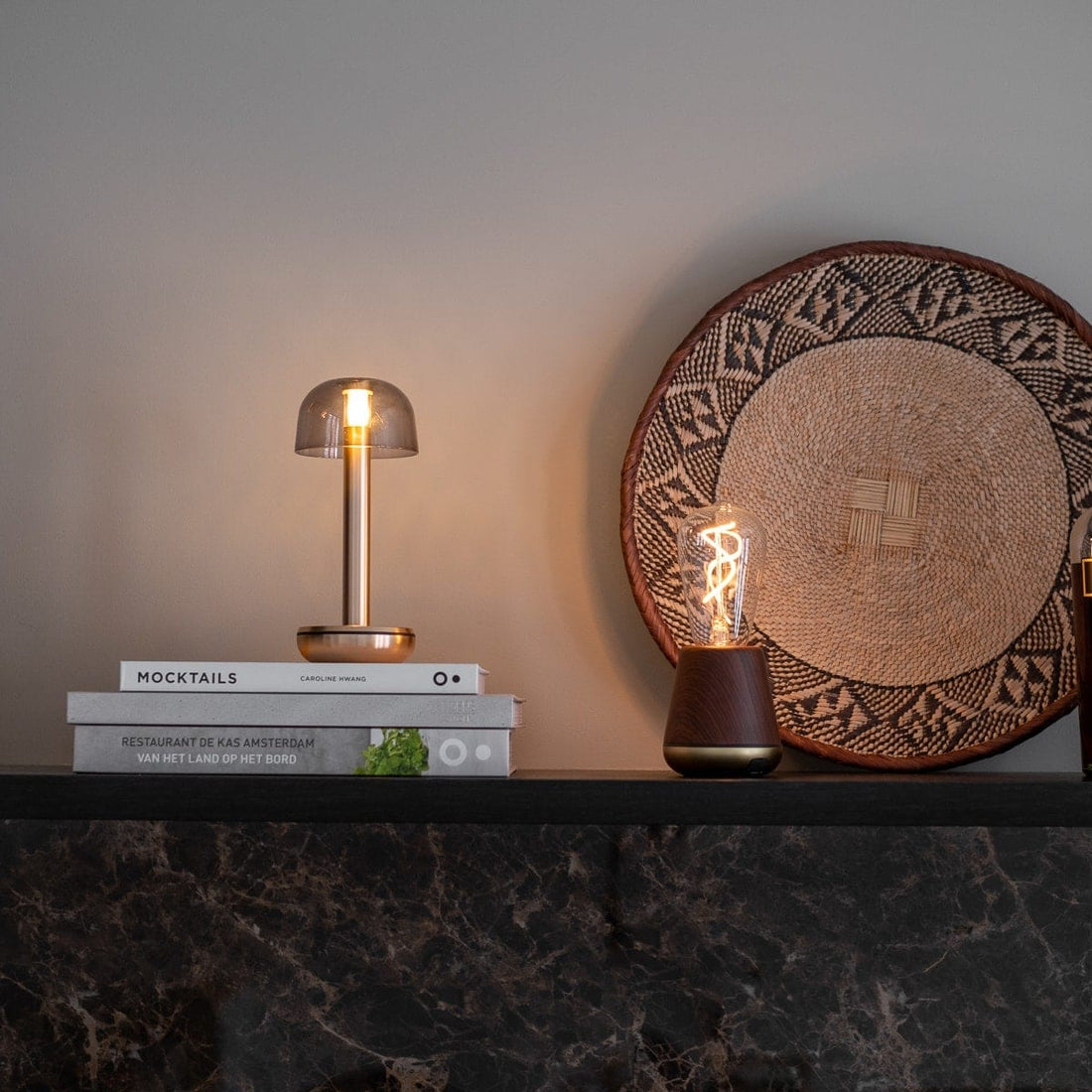 Humble One Oplaadbare Tafellamp Walnoot│Draadloos│art. HUMTL00104│voorkant met witte achtergrond en licht uit