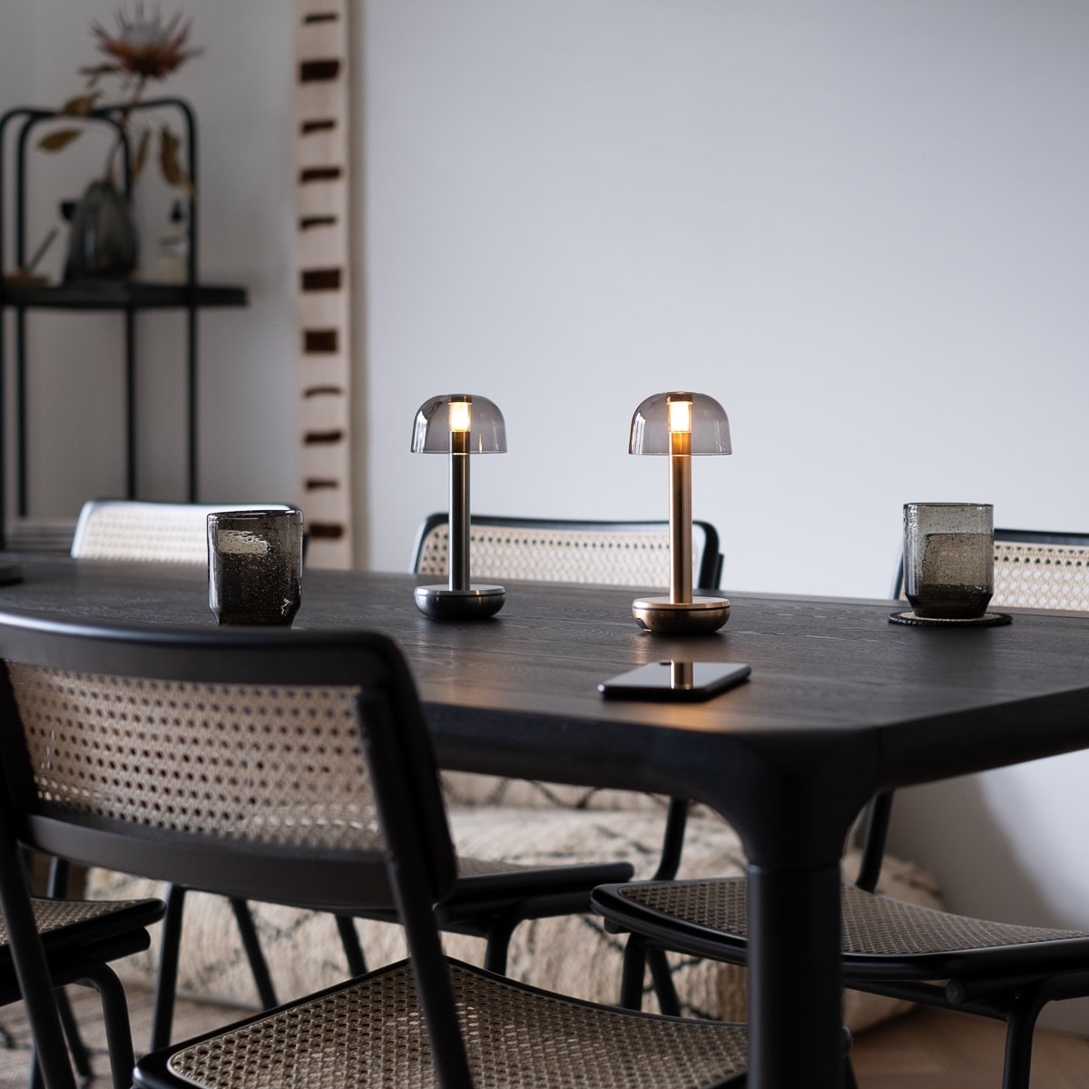 Humble Two Oplaadbare Tafellamp Gold Smoked│Draadloos│art. HUMTL00205│tweemaal op eettafel met licht aan
