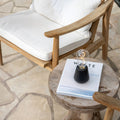 Humble One Outdoor Oplaadbare Tafellamp Zwart│Buitenverlichting│art. HUMTL00116│buiten op boomstamtafeltje en boek