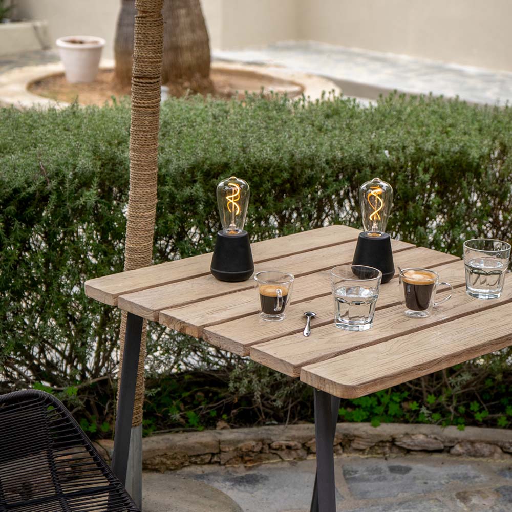 Humble One Outdoor Oplaadbare Tafellamp Zwart│Buitenverlichting│art. HUMTL00116│op eetafel buiten naast koffiekoppen