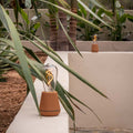 Humble One Outdoor Oplaadbare Tafellamp Cinnamon│Buitenverlichting│art. HYMTL00118│in tuin met licht aan tussen planten
