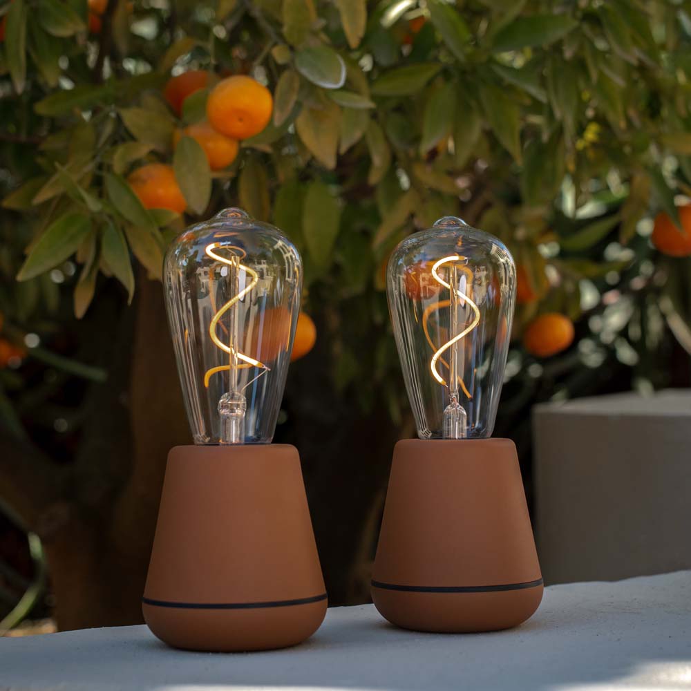 Humble One Outdoor Oplaadbare Tafellamp Cinnamon│Buitenverlichting│art. HYMTL00118│twee maal naast elkaar voor sinaasappelboom