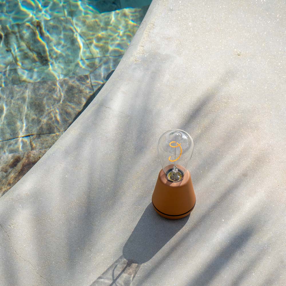 Humble One Outdoor Oplaadbare Tafellamp Cinnamon│Buitenverlichting│art. HYMTL00118│op grijs doek met schaduw