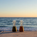 Humble One Outdoor Oplaadbare Tafellamp Cinnamon│Buitenverlichting│art. HYMTL00118│twee maal met zee op achtergrond